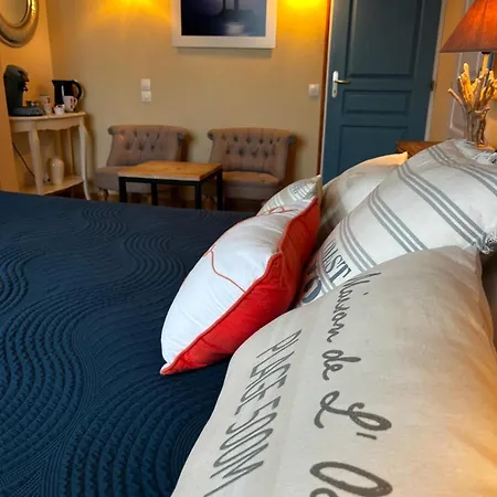 Les Transats Et Face A La Guest house *